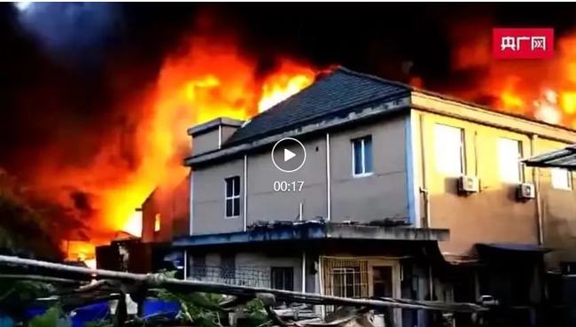 宁波一工业园区发生现场浓烟滚滚